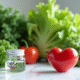 Assortiment de légumes verts frais avec un label K2 et un cœur rouge symbolisant la santé cardiaque