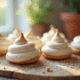 Biscuits meringue fraîchement cuits sur une table en bois
