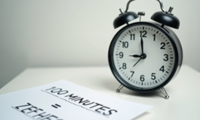 Horloge murale analogique sur un bureau blanc avec une feuille de conversion
