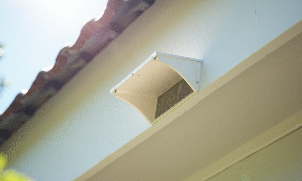 Couverture de ventilation en PVC sous les avant-toits pour protection des oiseaux